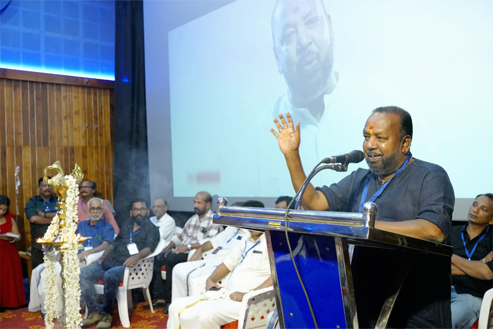 Prakasham-parathunna-penkutti_Vidyadharan