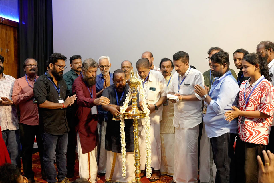 Prakasham-parathunna-penkutti_inaug
