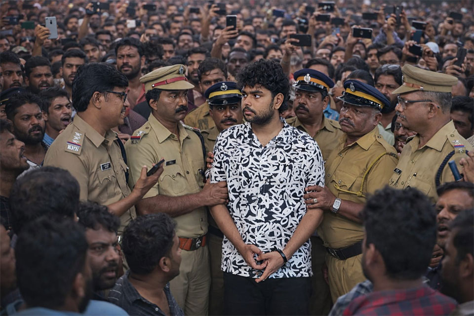 Kaalam-Paranja-Kadha-theatre-Ajaz