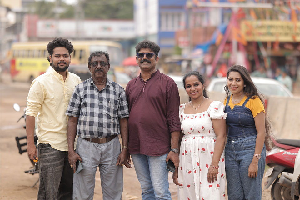 Kaalam-Paranja-Kadha-theatre-team