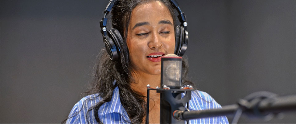 Tamil-mozhi-promo-song_singing